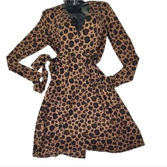 Hobbies in Delilah Wrap Dress size 6. New - Picture 4 of 7